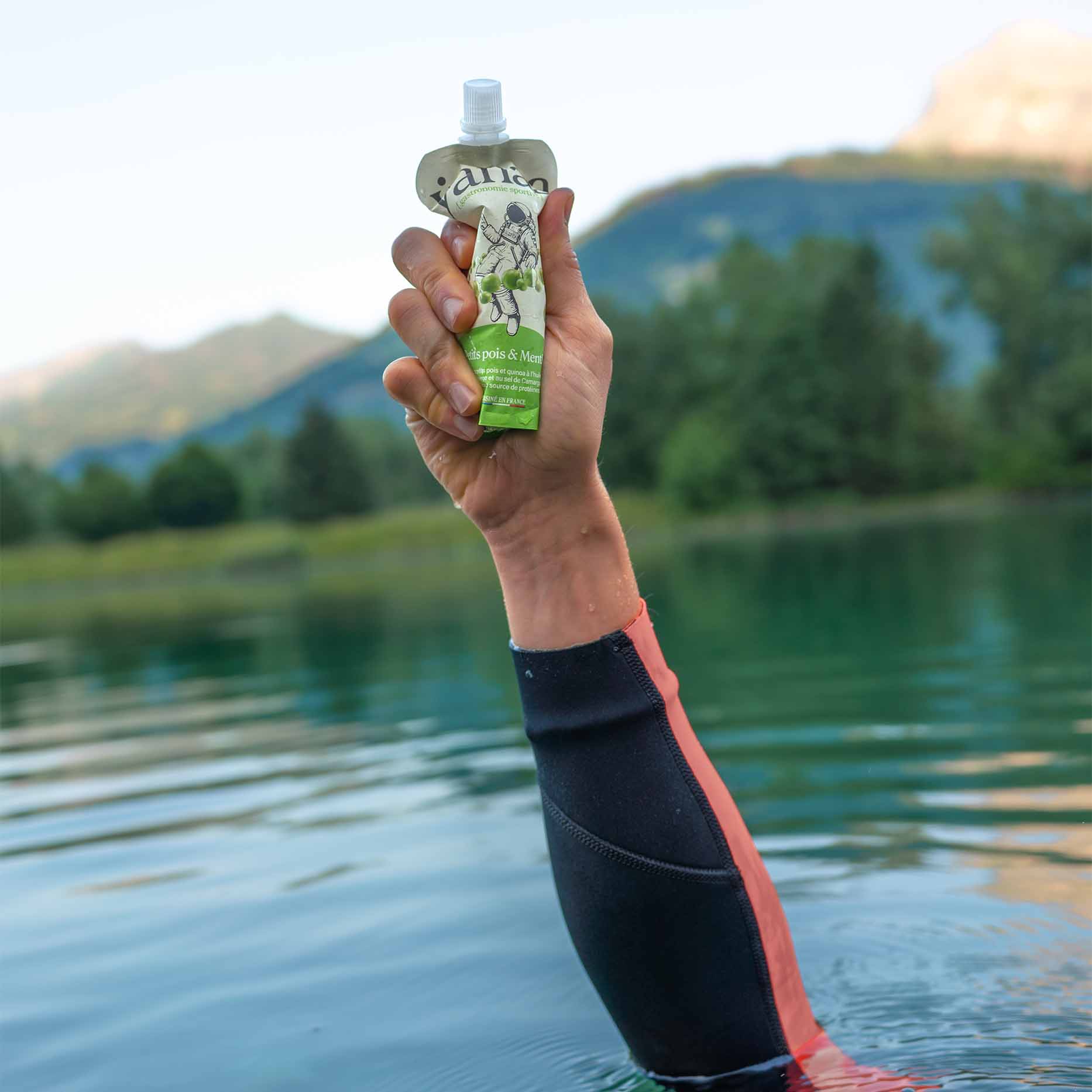 Main tenant le sachet Yanaa Petits pois & Menthe en eau libre France