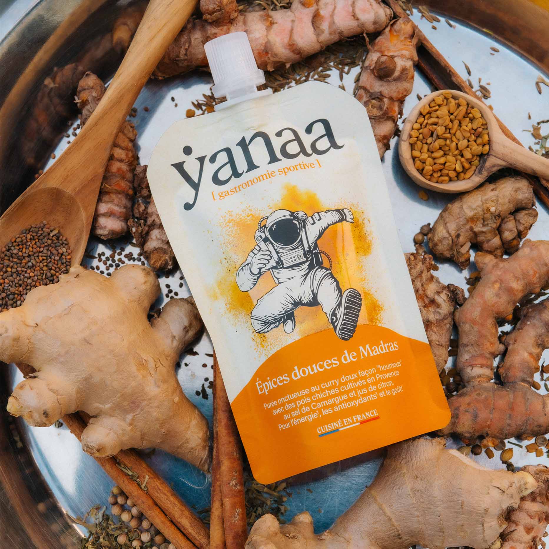 Sachet Yanaa Épices douces de Madras entouré d’épices, nutrition sportive France
