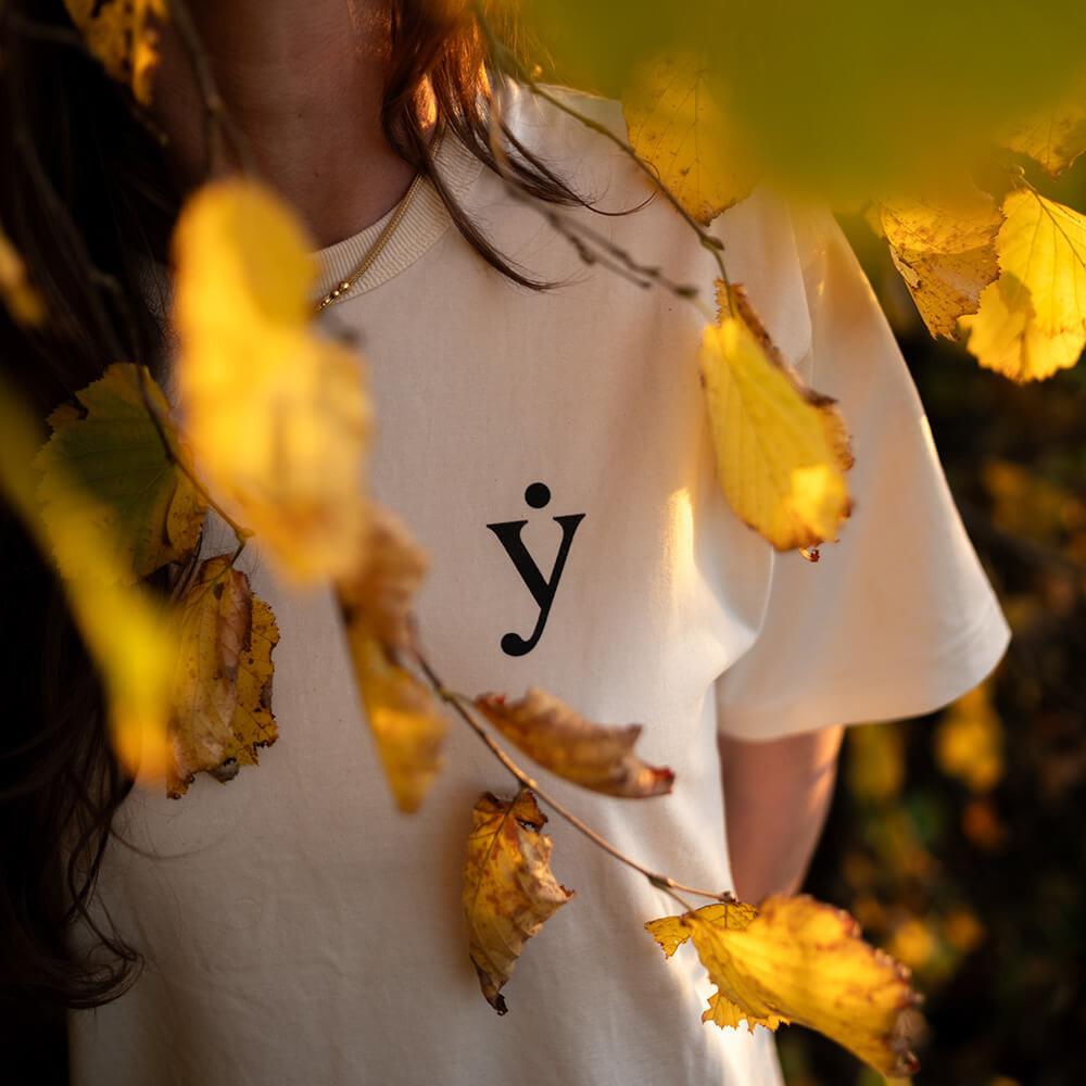 yanaa-tshirt-ravito-nutrition-sportive-devant-feuilles
