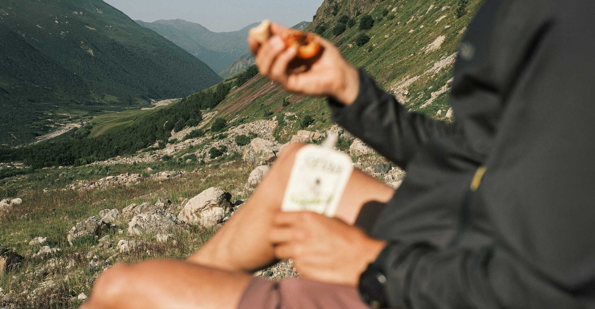 Pause en montagne avec sachet alimentaire Yanaa, encas healthy à emporter pour la nutrition sportif